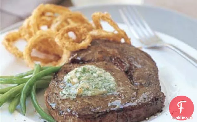 Fripturi cu ochi de coastă cu unt de Gorgonzola și inele de ceapă dulci crocante