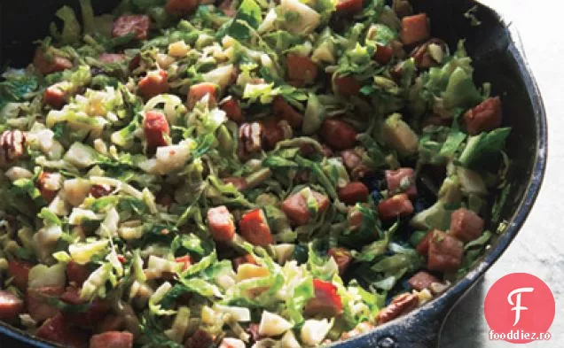 Saut varză de Bruxelles mărunțită cu șuncă afumată și nuci pecan prăjite