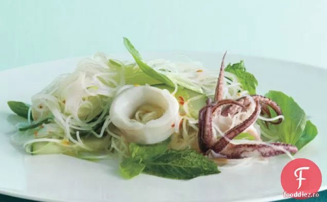 Taitei de orez din Asia de Sud-Est cu Calamari și ierburi
