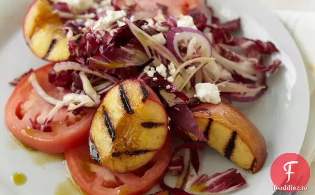 Salată de roșii, Radicchio și piersici la grătar cu ulei de busuioc