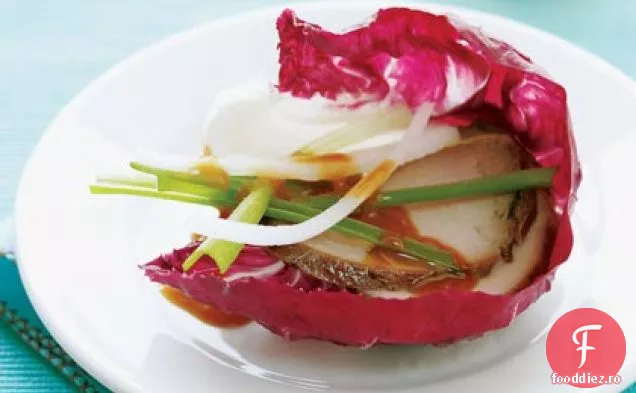 Radicchio de porc chinezesc se înfășoară cu sos dulce fierbinte