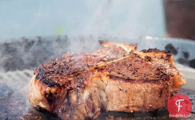 Porterhouse la grătar cu ardezie, legume de vară și pâine cu aluat