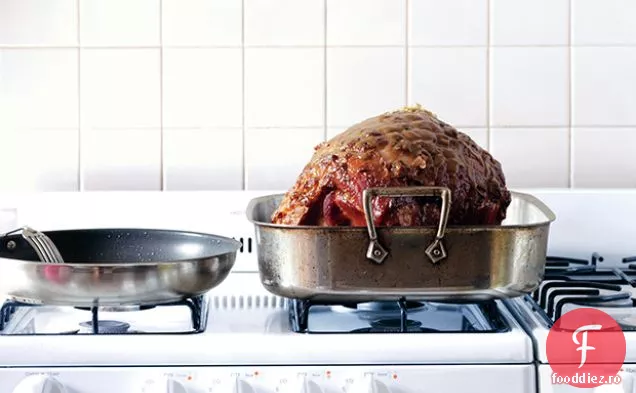 Șuncă de Paște cu pesmet auriu și sos Madeira