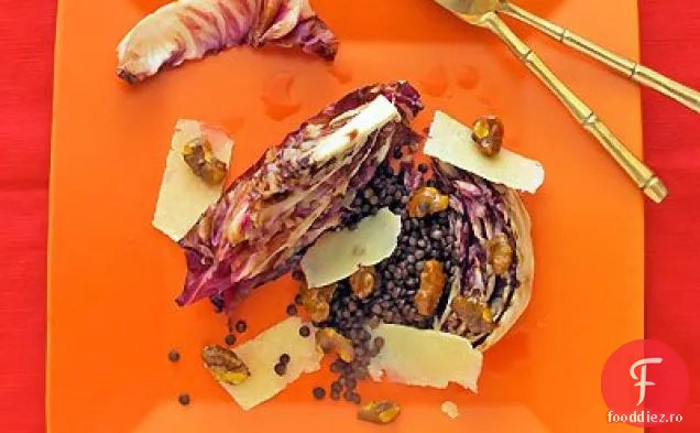 Salată De Pană Radicchio La Grătar Cu Linte, Miere Și Nuci Condimentate