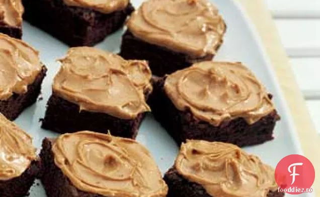 Brownies de ciocolată cu glazură de unt de arahide