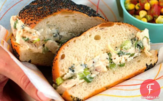 Sandvișuri cu salată de pui cu brânză albastră