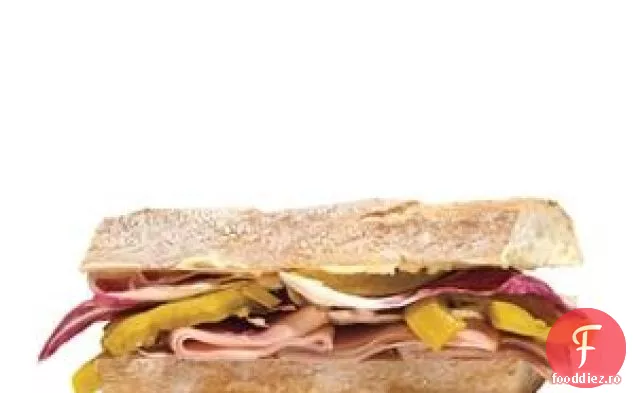 Sandviș Cu Șuncă Și Roșii Murate