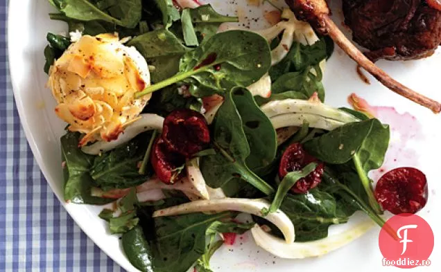 Salată de mesclun și cireșe cu brânză caldă de capră