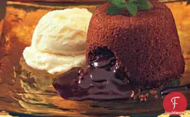 Prăjituri de ciocolată topită cu sos de Fudge de mentă