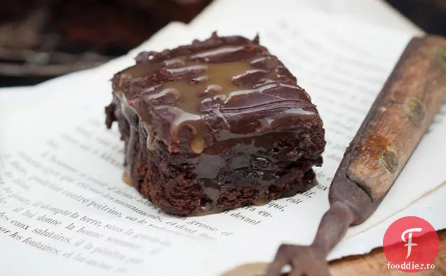 Brownies Cu Ciocolată Neagră În Straturi De Caramel