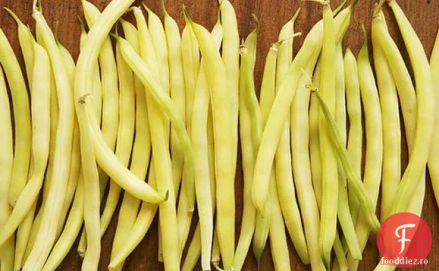 Fava și fasole galbenă cu Radicchio, brânză de capră și vinetă portocalie de anason