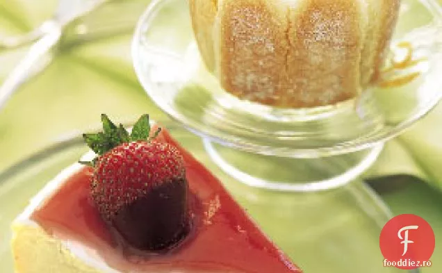 Cheesecake Mascarpone cu glazură de rubarbă și căpșuni acoperite cu ciocolată