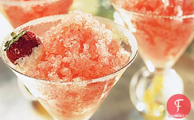 Grapefruit roz, căpșuni și granita de șampanie cu căpșuni îndulcite