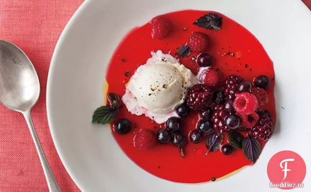 Gazpacho amestecat cu fructe de pădure cu busuioc