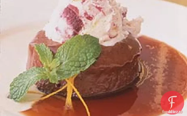 Tort de aluniță cu înghețată de cireșe-migdale, Tamarind Anglaise și Caramel portocaliu