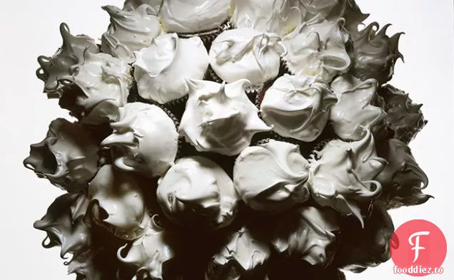 Cupcakes de ciocolată umplute cu Ganache cu glazură de Meringe de șapte Minute