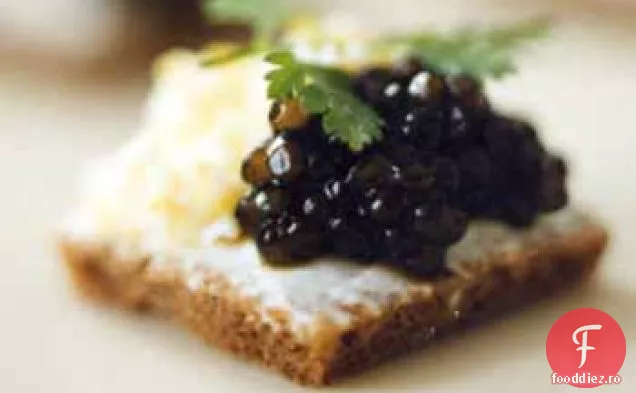 Caviar pe Pumpernickel cu smântână