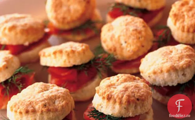 Biscuiți cu brânză de capră și piper negru cu somon afumat și mărar