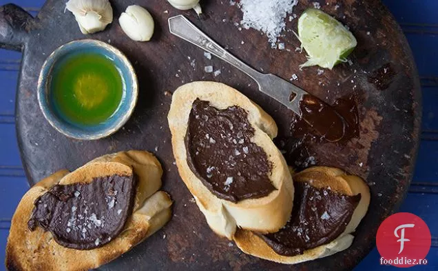 Mojo de ciocolată-usturoi cu pâine cubaneză prăjită (Tostadas de Pan Cubano con Mojo de Chocolate)