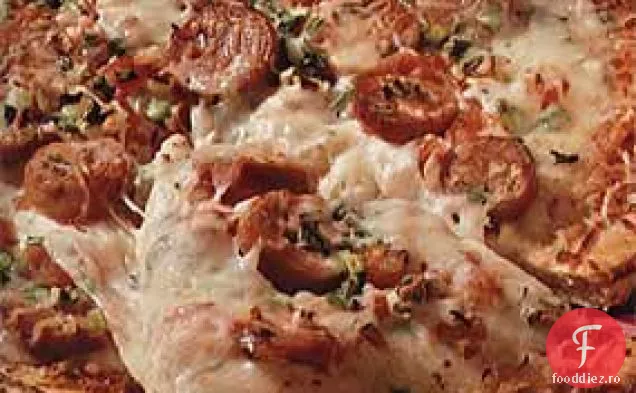 Pizza cu cârnați de rață cu ceapă verde și roșii