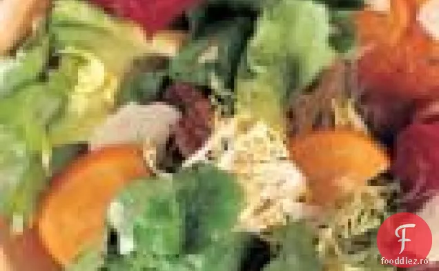 Salată De Verdeață Amară Cu Nuci Pecan Condimentate Și Caqui