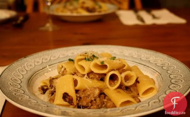 Rigatoni Treviso Con Panna, E Salsiccia