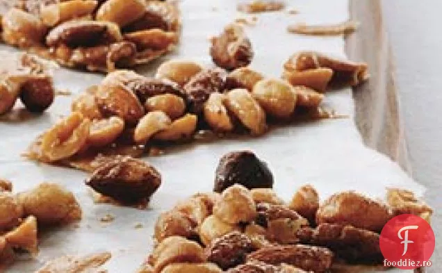 Nuci confiate cu zahăr și condimente