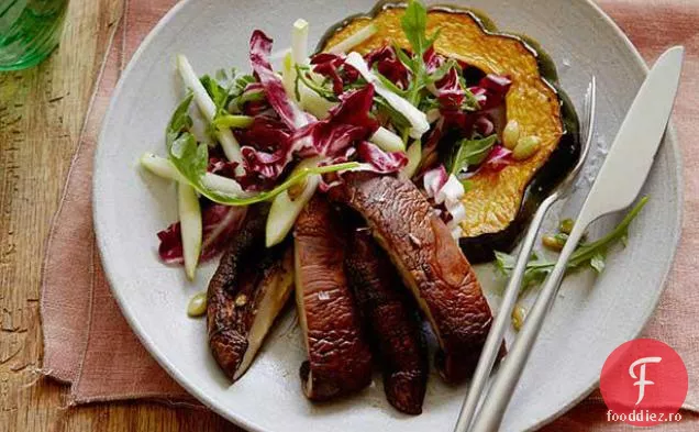 Salată prăjită de dovlecei de ghindă și ciuperci Portobello cu Radicchio, mere și semințe de dovleac