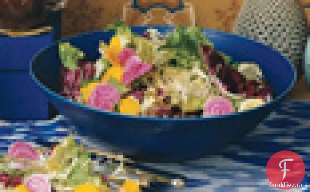 Salată de sfeclă rasă și verdeață amară cu vinetă balsamică de usturoi