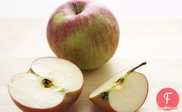 Salată de măr de moștenire și gouda afumată cu sos de nucă de miere