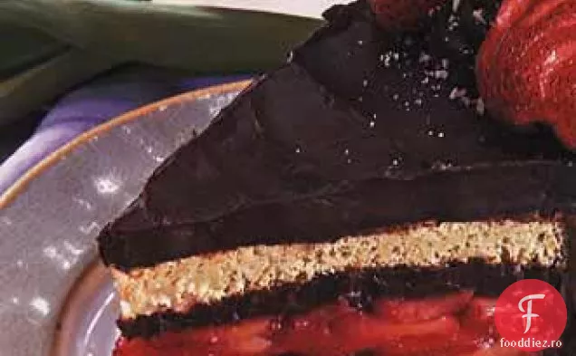 Tort de alune, ciocolată și căpșuni