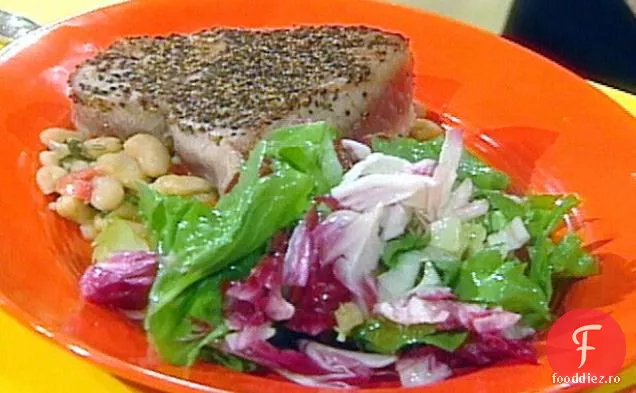Friptură de ton au Poivre cu fasole albă și salată de verdeață amară