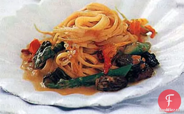 Taglierini cu Moreluri, sparanghel și nasturtium