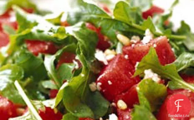 Salată de pepene verde, rucola și nuci de pin