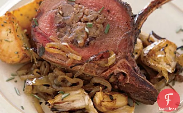 Raft de carne de vânat umplute cu nuci pecan, coacăze, cârnați și pere