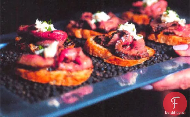Friptură cu crustă de ardei cu cremă de hrean pe Crostini de usturoi la grătar