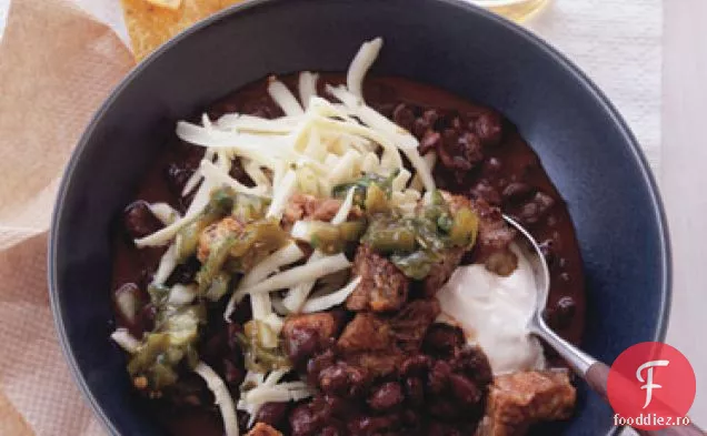 Chili de fasole neagră cu carne de porc crocantă și Salsa Poblano
