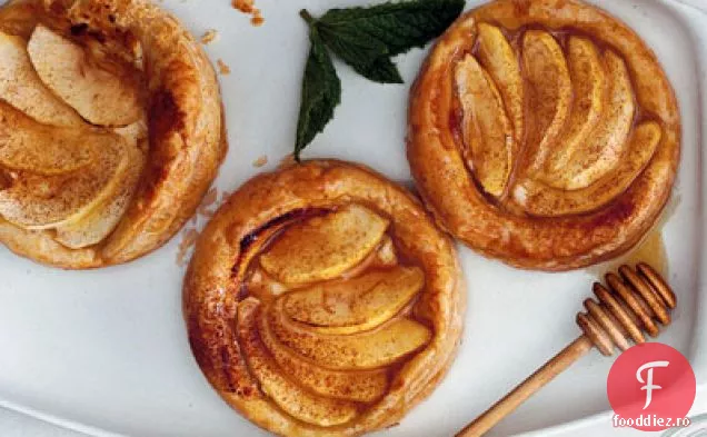 Tartele cu mere, brânză de capră și miere