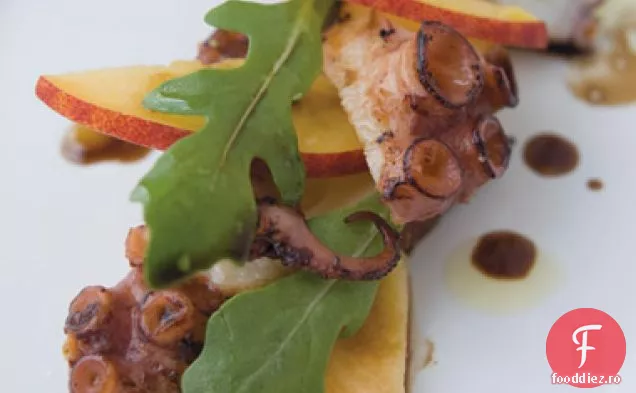 Caracatiță carbonizată cu piersică, rucola și balsamică îmbătrânită