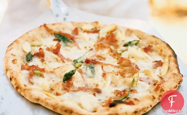 Pizzete cu sparanghel cu Fontina și Prosciutto