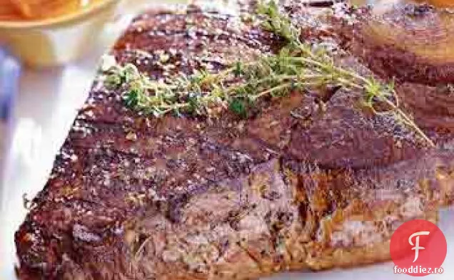 Friptură de Porterhouse la grătar cu unt de paprika-parmezan