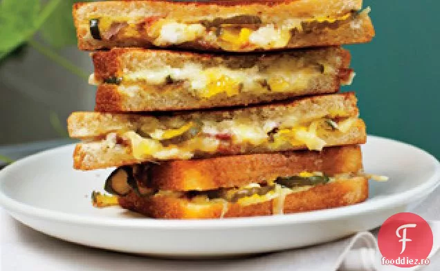 Sandvișuri cu șuncă, brânză și murături la grătar