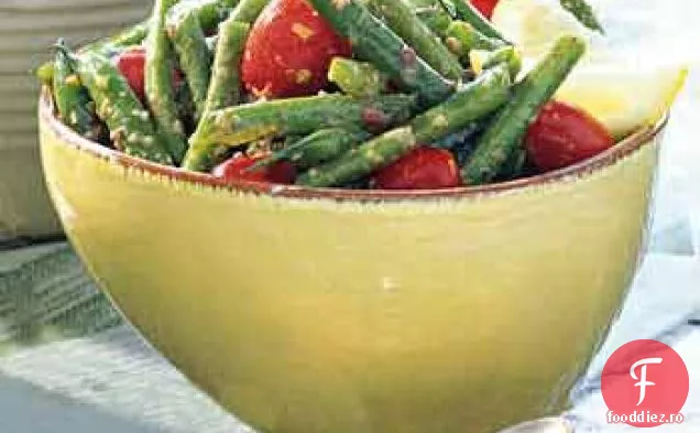 Salată de roșii de fasole verde și struguri cu vinetă Kalamata