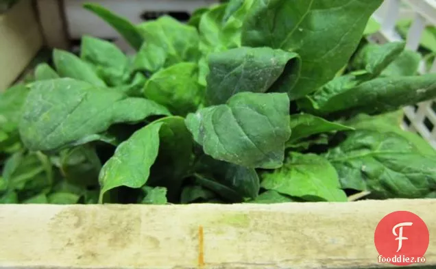 Salată De Spanac Cu Ciuperci, Prosciutto Și Nuci De Pin