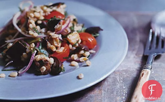 Salată mediteraneană de vinete și orz