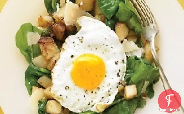 Salată Caldă De Spanac Cu Ou Prăjit Și Cartofi