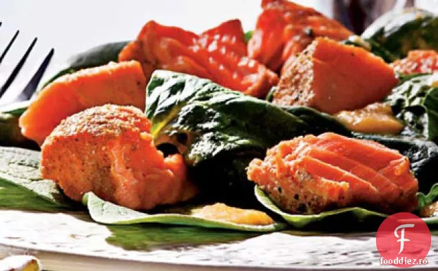 Salată de somon și spanac la grătar cu sos de piersici
