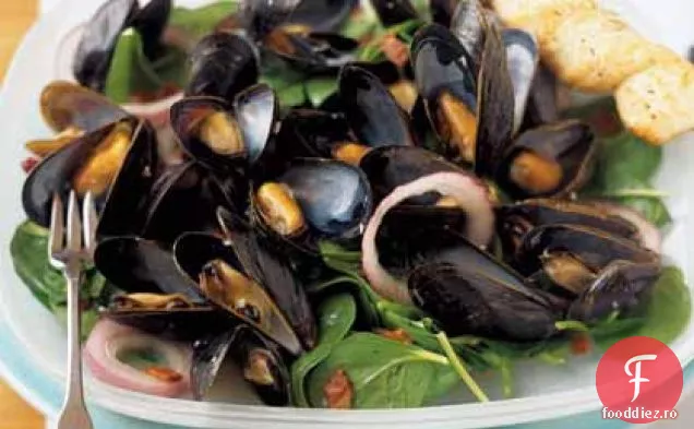 Salată de spanac cu crustacee și slănină