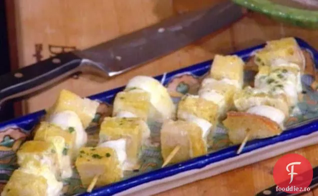 Frigarui de Mozzarella cu sos de hamsii (Spiedini di Mozzarella)