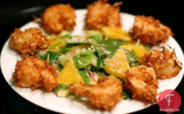 Creveți De Nucă De Cocos Și Salată Asiatică De Spanac De Portocale Și Avocado